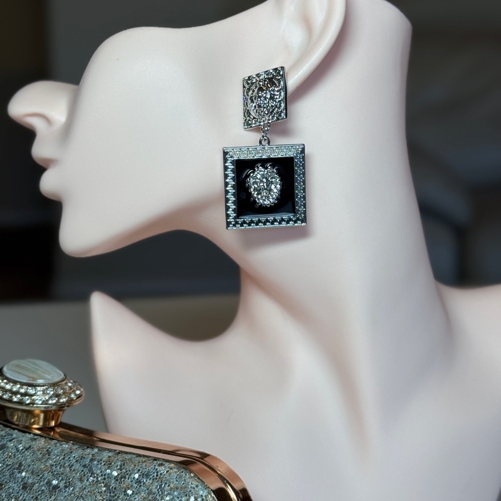 Elegant Lion Earrings - Picture 3 of 8